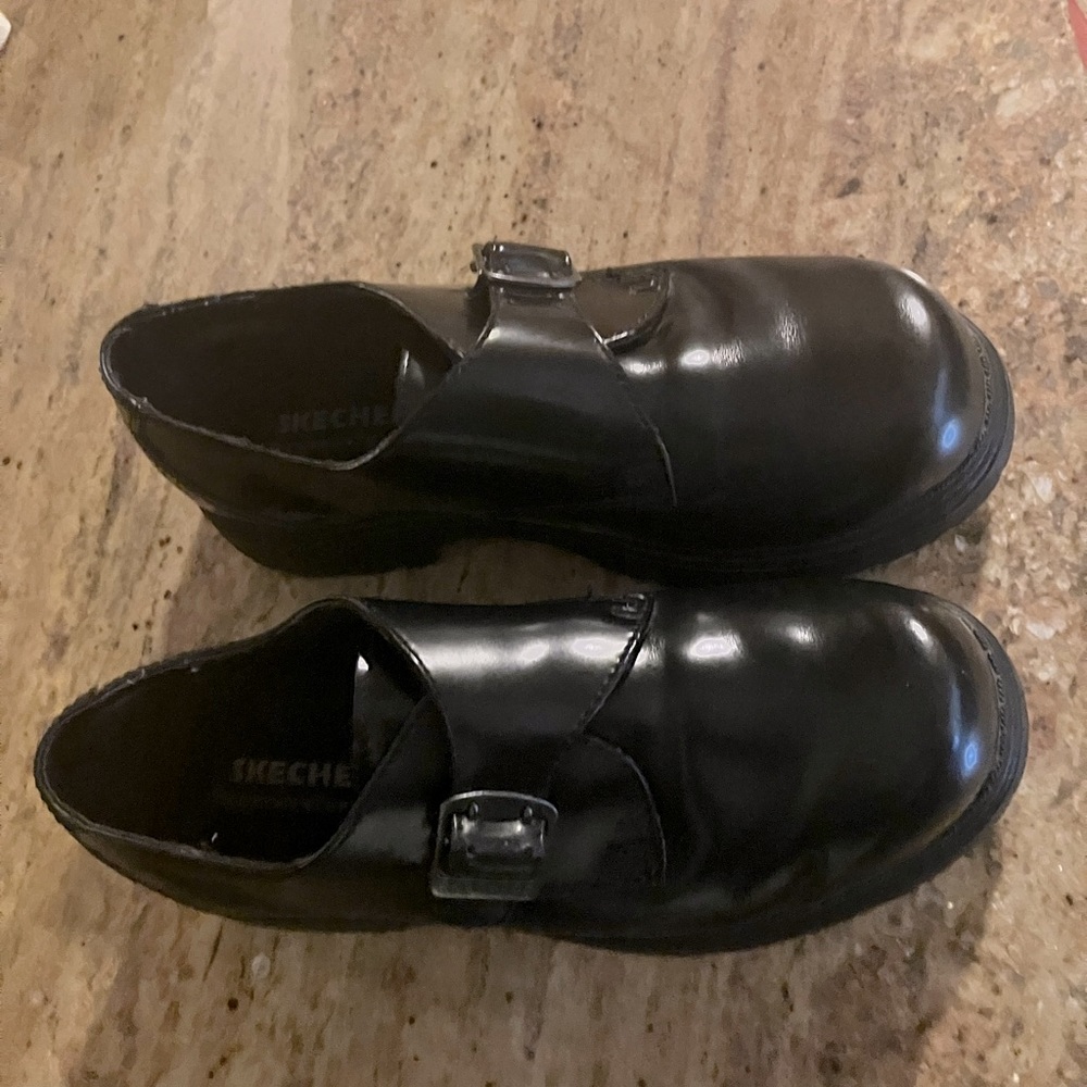 Like new men’s authentic leather Skechers.